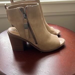 Heeled open toe boots